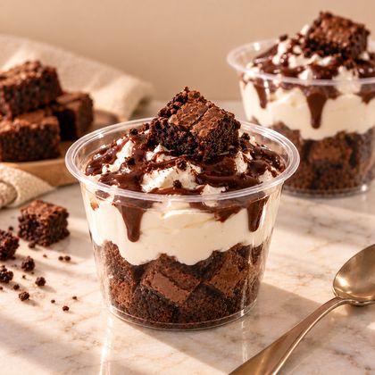 Brownie en vaso con crema